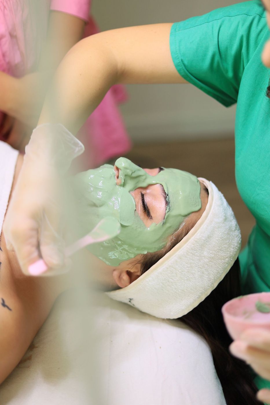 Mască facială aplicată într-un cabinet de cosmetică
